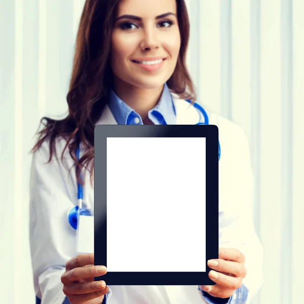 Жінка-лікар, що показує порожній планшетний ПК для копіювання — стокове фото