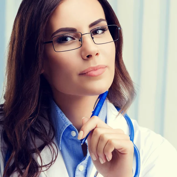 Düşünme gözlüklü kadın doktor portresi — Stok fotoğraf