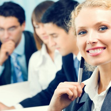 Gülümseyen iş kadını ve arkadaşları