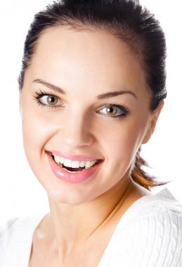 İzole genç mutlu gülümseyen kadın portresi 