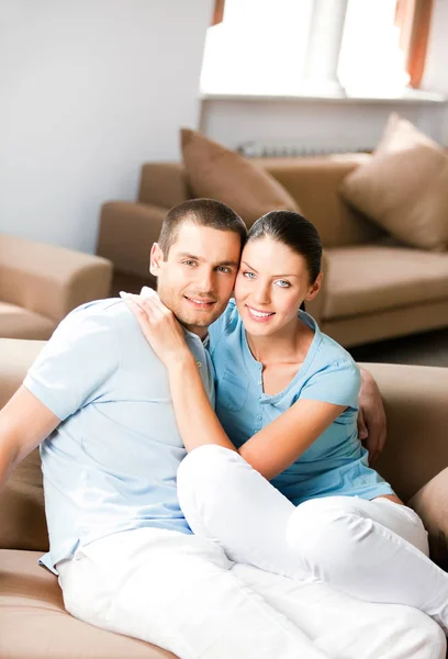 Jeune heureux sourire beau couple à la maison — Photo