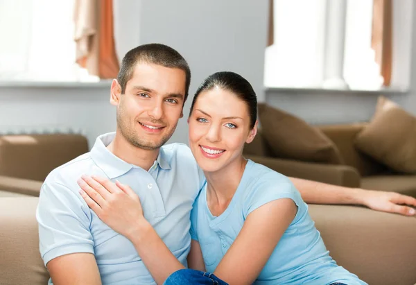 Jovem feliz sorrindo casal atraente em casa — Fotografia de Stock