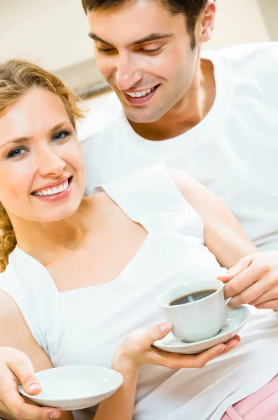 Joven feliz pareja amorosa bebiendo café juntos —  Fotos de Stock