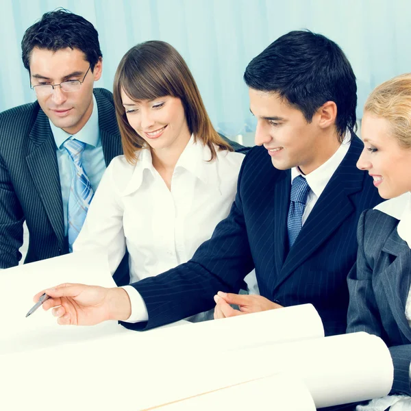 Geschäftsteam arbeitet im Büro zusammen — Stockfoto