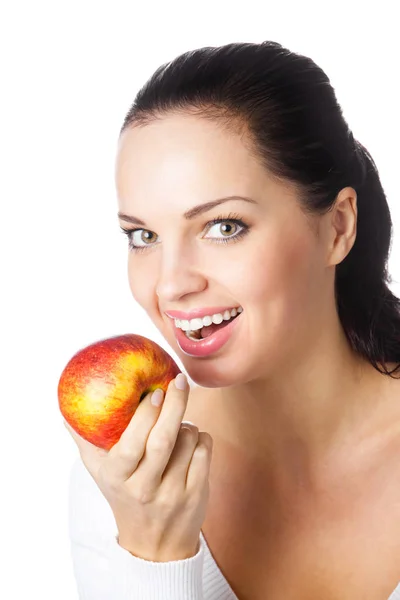 Портрет молодой счастливой улыбающейся женщины с яблоком, изолированной на wh — стоковое фото