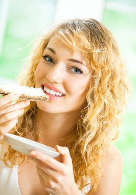 crispbread peynir ile evde yemek kadın