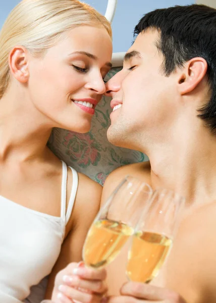 Mladí spokojený úsměv zamilovaný pár s šampaňským, slaví — Stock fotografie