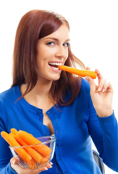 Улыбающаяся женщина с морковью, изолированная — стоковое фото