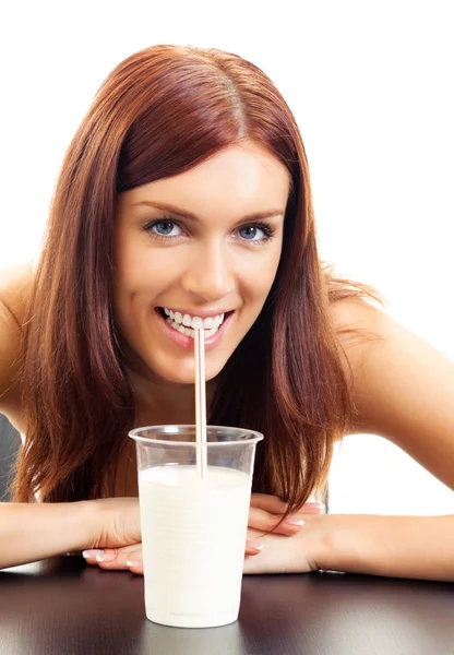 Νεαρή γυναίκα πίνοντας γάλα, απομονωμένο — Φωτογραφία Αρχείου