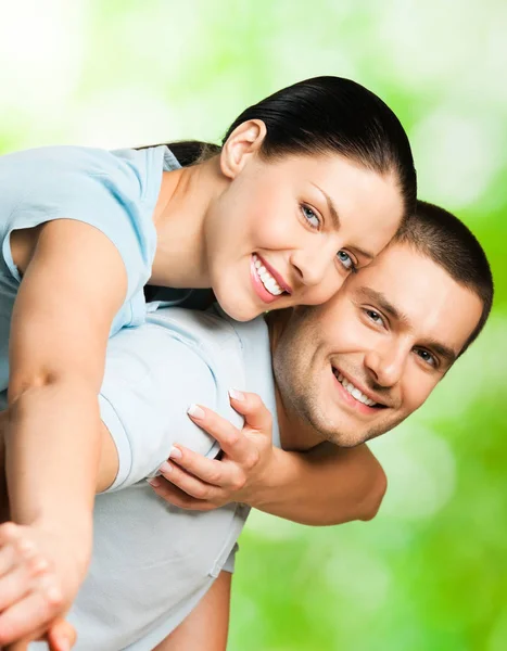 Gelukkige lachende amoureuze paar, buitenshuis — Stockfoto