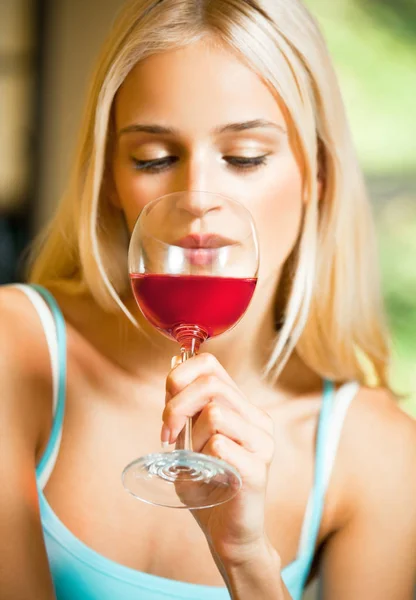 Γυναίκα με ένα ποτήρι κόκκινο κρασί — Φωτογραφία Αρχείου