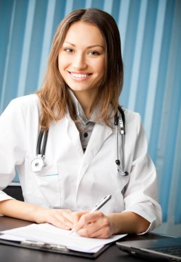 genç bir doktor ofisinde