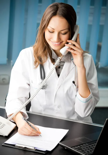 Jeune médecin au bureau — Photo