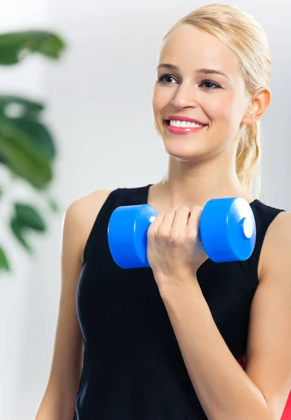 Kadın dumbbell ile egzersiz yaparak — Stok fotoğraf