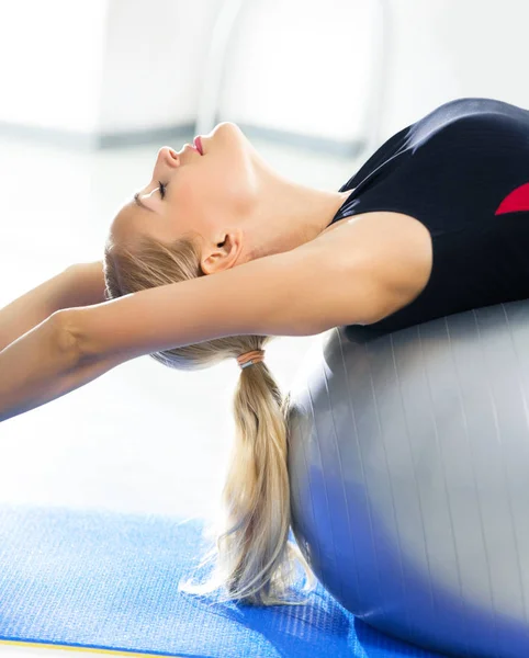 Frau trainiert mit fittem Ball — Stockfoto