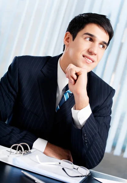 Porträtt av thinkihg affärsman med dokument på kontor — Stockfoto