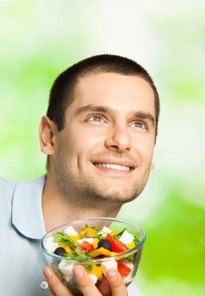 Glücklicher Mann, der Salat isst, draußen — Stockfoto