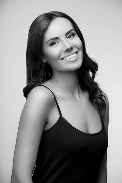 Giovane donna sorridente, in bianco e nero — Foto Stock