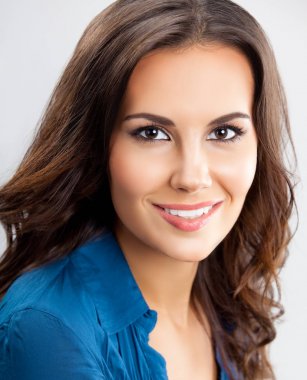 Grey gülümseyen iş kadını