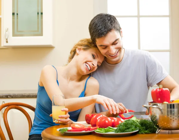 年轻快乐的笑脸情侣一起在家里做饭 浪漫的概念拍摄 — 图库照片
