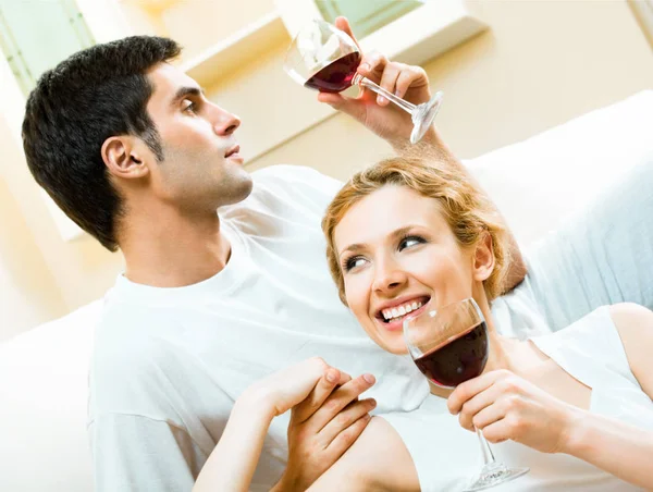 Joven Feliz Pareja Amorosa Con Vino Tinto Casa Amor Relaciones —  Fotos de Stock