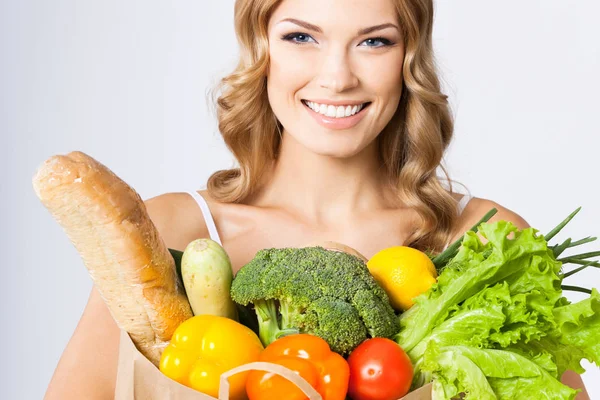 Женщина с вегетарианской едой — стоковое фото