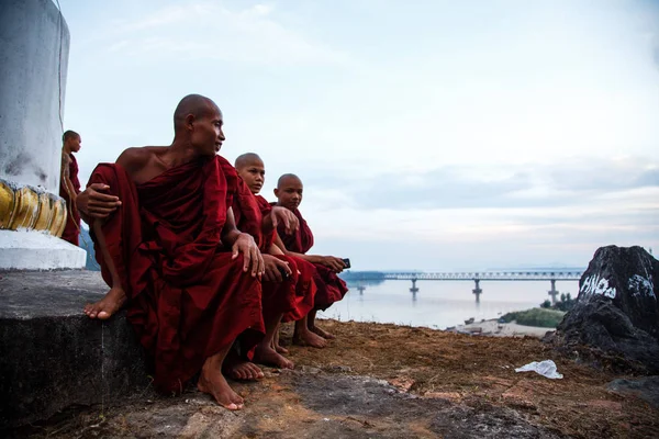 Monjes budistas cerca de la estupa budista — Foto de Stock