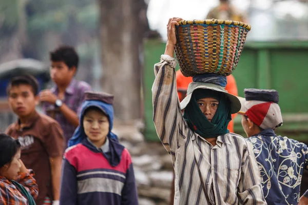 Lokale mensen in traditionele kleding lopen op straat — Stockfoto