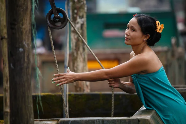 Mujer myanmarese recoger agua —  Fotos de Stock