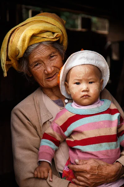 Mujer myanmarese con nieto —  Fotos de Stock