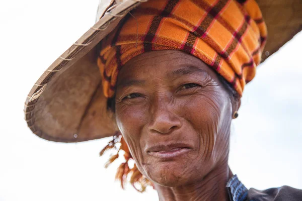 Retrato de mujer myanmarese mayor —  Fotos de Stock