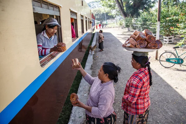 卖食品的妇女，火车乘客 — 图库照片