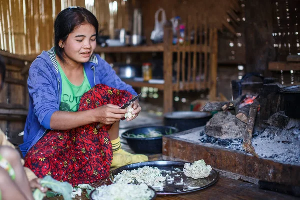 Mujer cocinando comida en choza —  Fotos de Stock