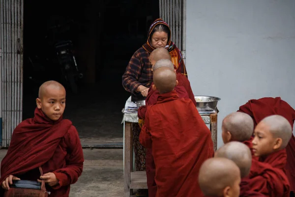 Línea de pequeños monjes budistas — Foto de Stock