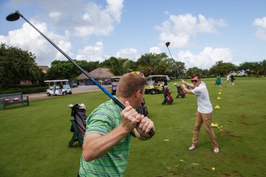 Oynama ve golf pratik iki adam