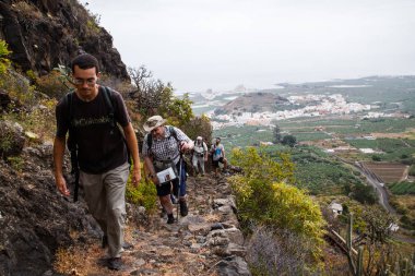 Grup hiking sırt çantaları ile insan
