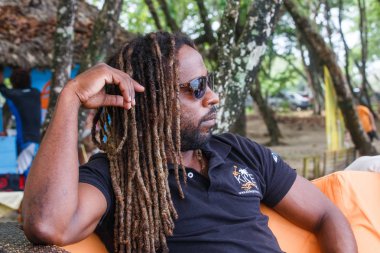 Olan dreadlocks güneş gözlüklü adam