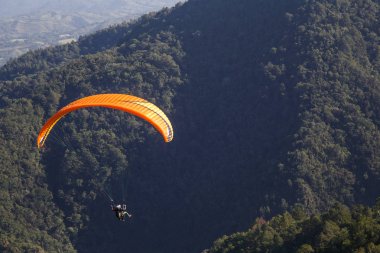 Paraşüt üzerinde iki kişi