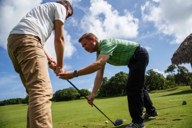 Oynama ve golf pratik iki adam