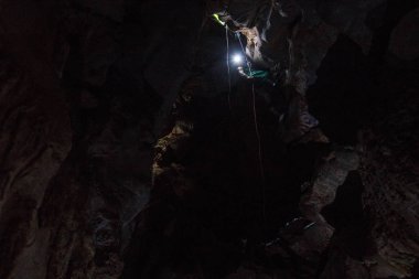 Aşağı mağarada ipe giren turizm