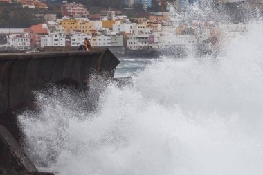 İki adam fırtınalı denizde Balık tutma