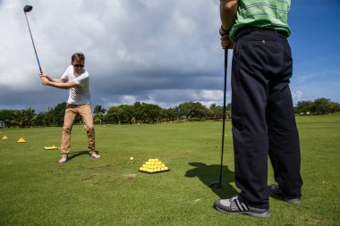 Oynama ve golf pratik iki adam