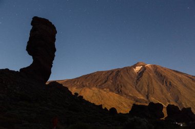 Kayalık dağ manzaralı gözlemleyerek