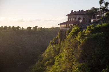 Otel kompleksi gündüz mimarisi