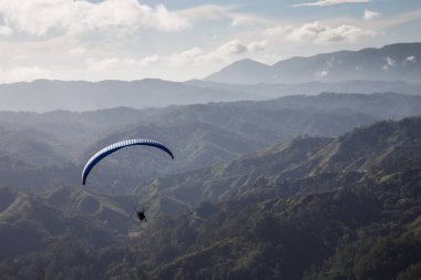 Paraşüt üzerinde iki kişi 