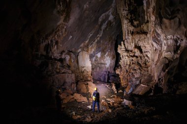 Turist keşfetmek gizli mağaraya