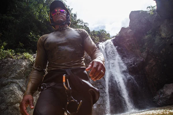 Homem andando na cachoeira Salto Baiguate — Fotografia de Stock