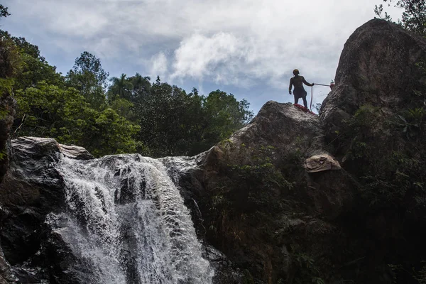 Man doing mountain climbing on waterfall — Stock Photo, Image