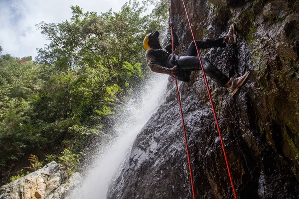 Hombre haciendo montañismo en cascada —  Fotos de Stock