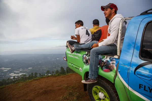 Hombres sentados en el maletero —  Fotos de Stock